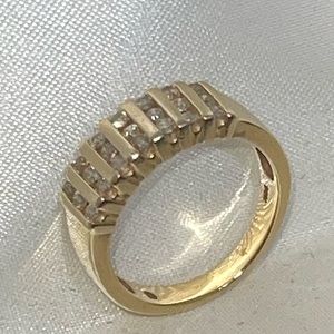 Ring yellow gold 14k with sparkling dims.
